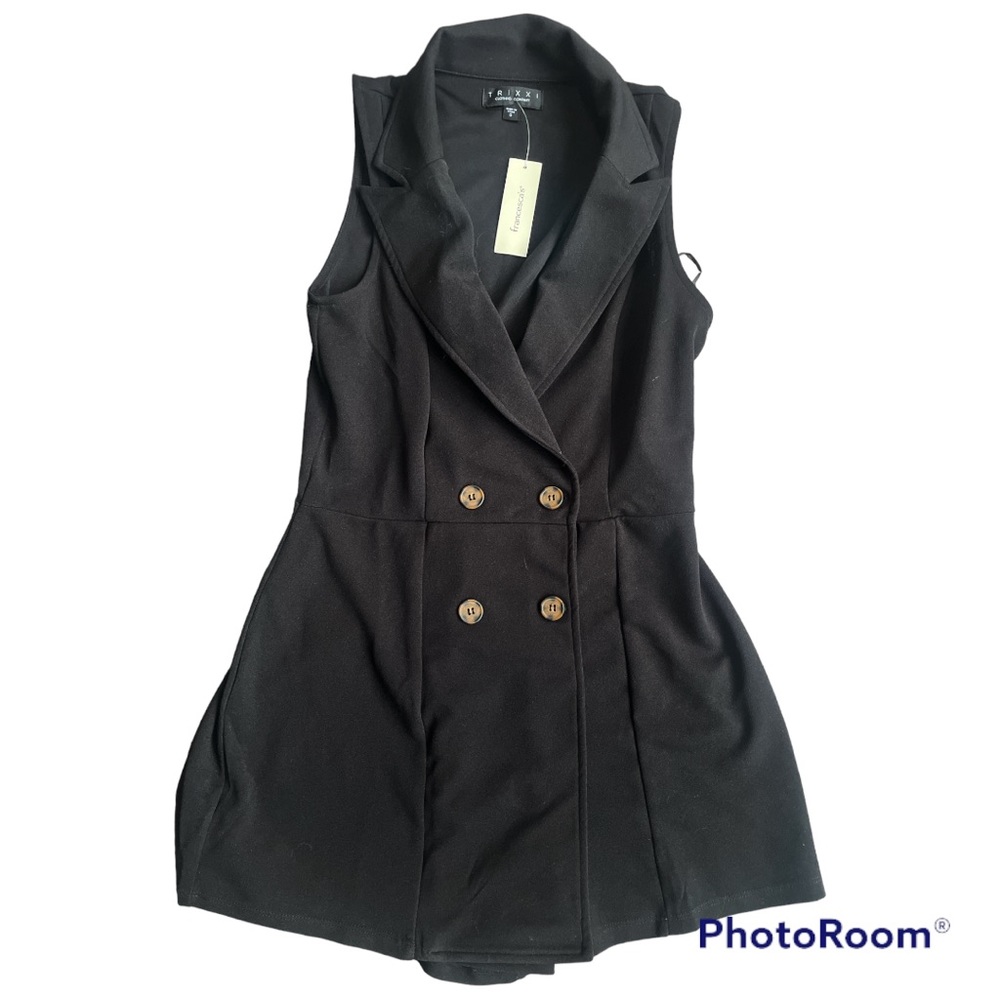 Sleeveless suit romper.